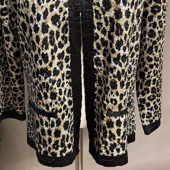 CHICO’S textured crinkled cheetah cardigan lightweight 1 hook an eye closure Med - Picture 6 of 15